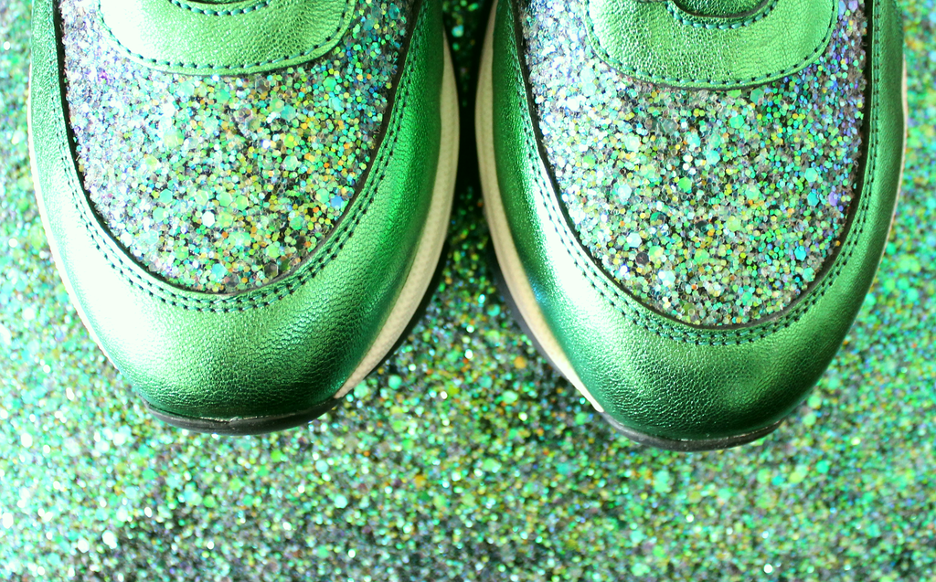 tåprtiet på ett par gröna glittriga sneakers. Grönt metallic läder. The Shoe Bakery