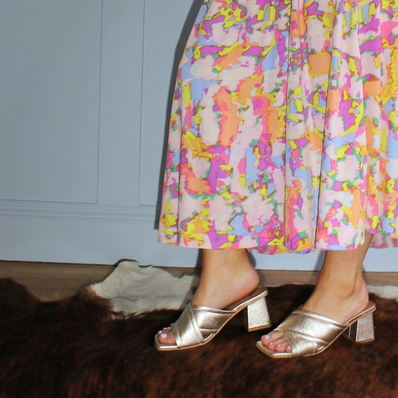 Sommarkjol i rosa mönster, guldskor med klack, The Shoe Bakery