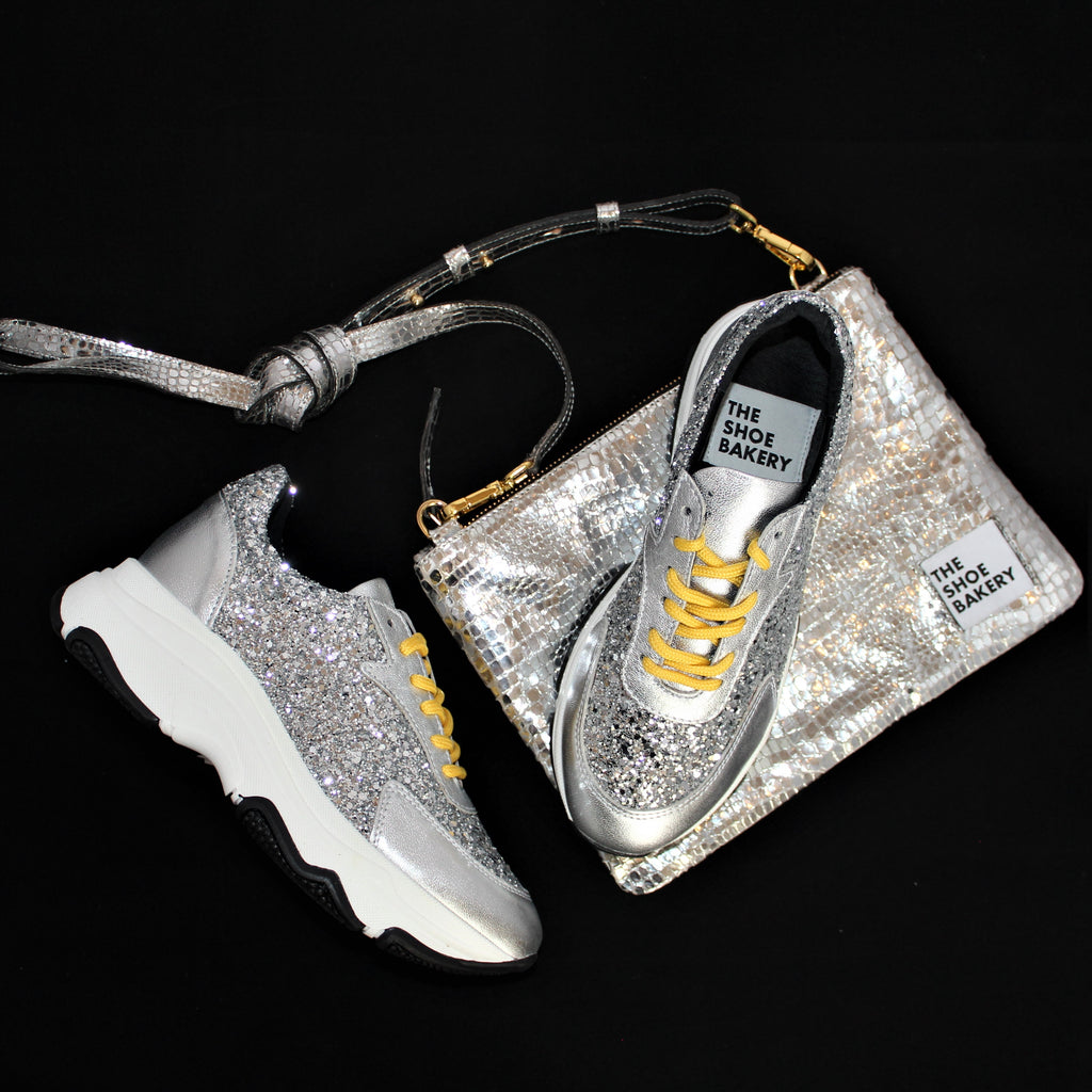 Poppy Silver Glitter Sneakers med gula skosnören. Lilly Silver väska 