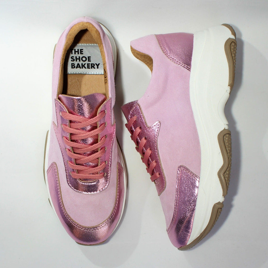 Ett par rosa sneakers i två olika nyanser. Rosa mocka. vita sulor. The Shoe Bakery