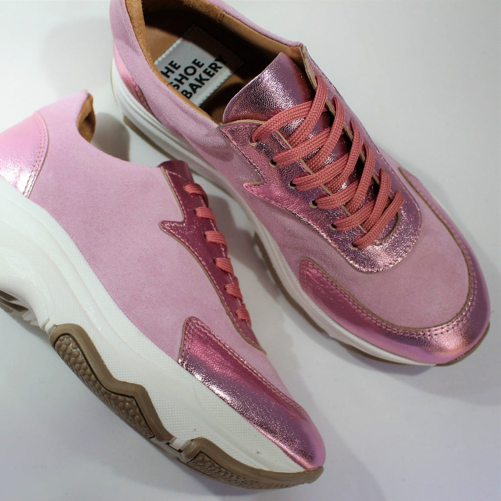 Ett par rosa skor i sneakermodell. Chunky sula. The Shoe Bakery