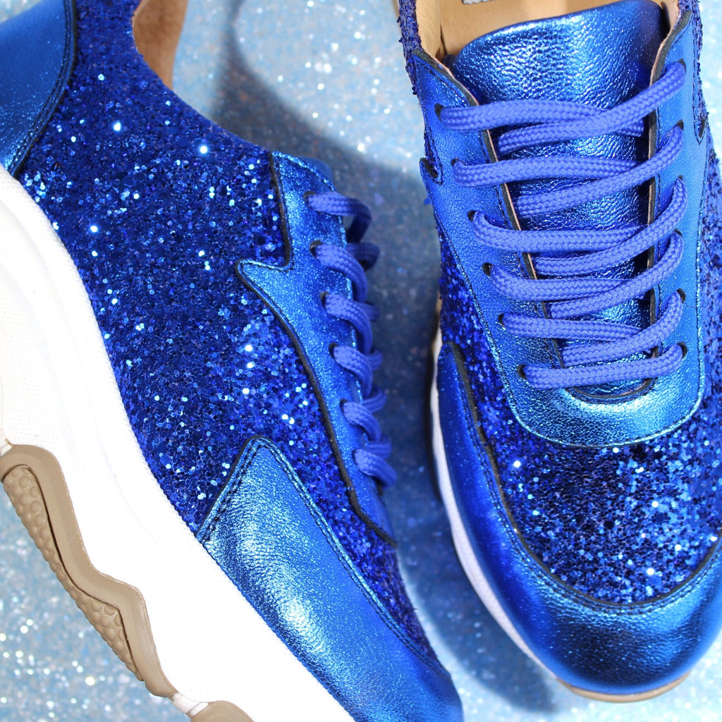 Detljbild på blå skor. Blå Glitter skor, glitter sneakers. The Shoe Bakery