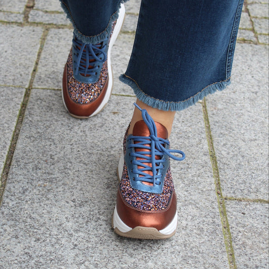 bruna och blå glitter sneakers, blå skosnören, the shoe bakery snekaers med glitter
