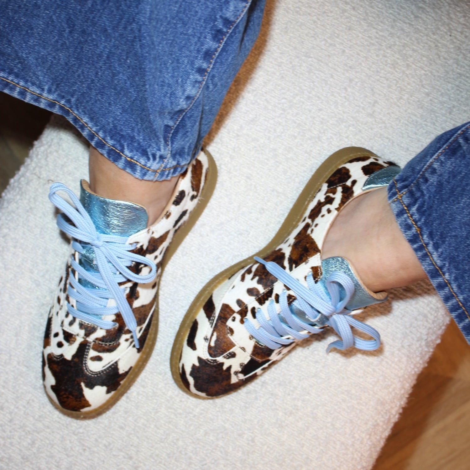 Bruna och vita sneakers med ljusblå detaljer, the shoe bakery