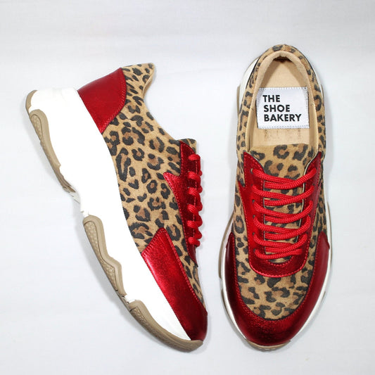Leopard sneakers med röda detaljer. the Shoe Bakery