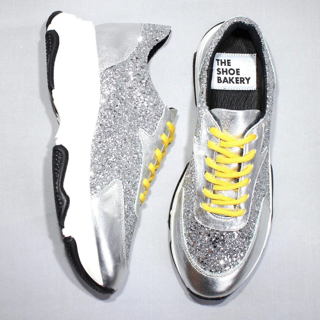 Silver Glittriga Sneakers med gula snören. Silverskor. The Shoe Bakery
