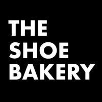 The Shoe Bakery vit logga på svart bakgrund
