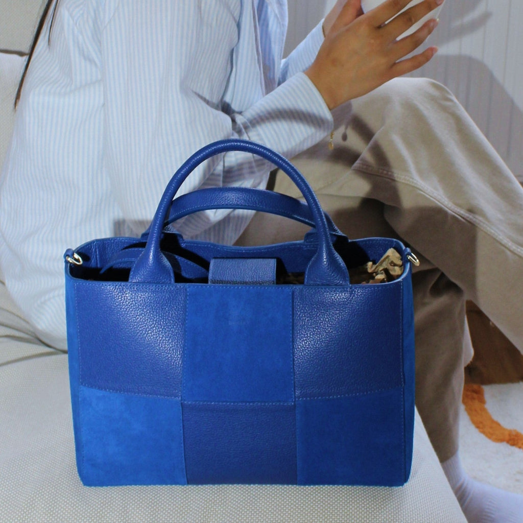 Blå väska med rutor. Royal blue. Blå mocka väska. The Shoe Bakery