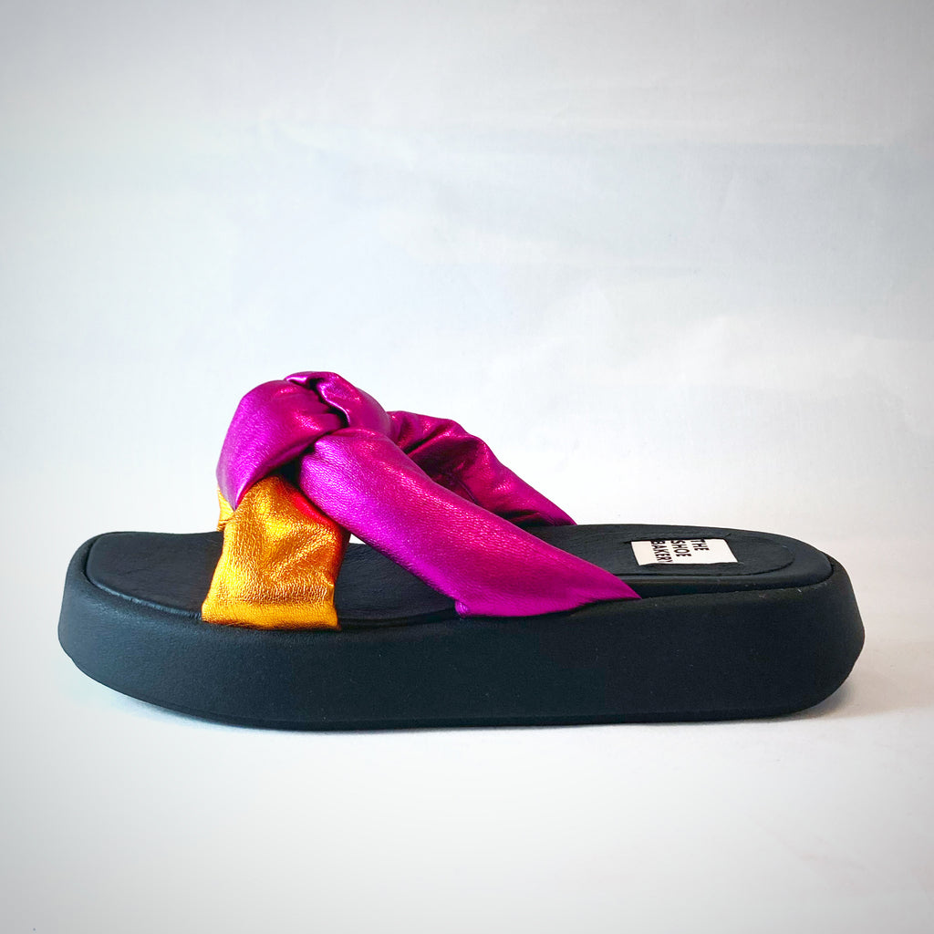 En sandal i läder. Metallicfinish. Läder sandal. Svart sula. Orange rosa. The Shoe Bakery