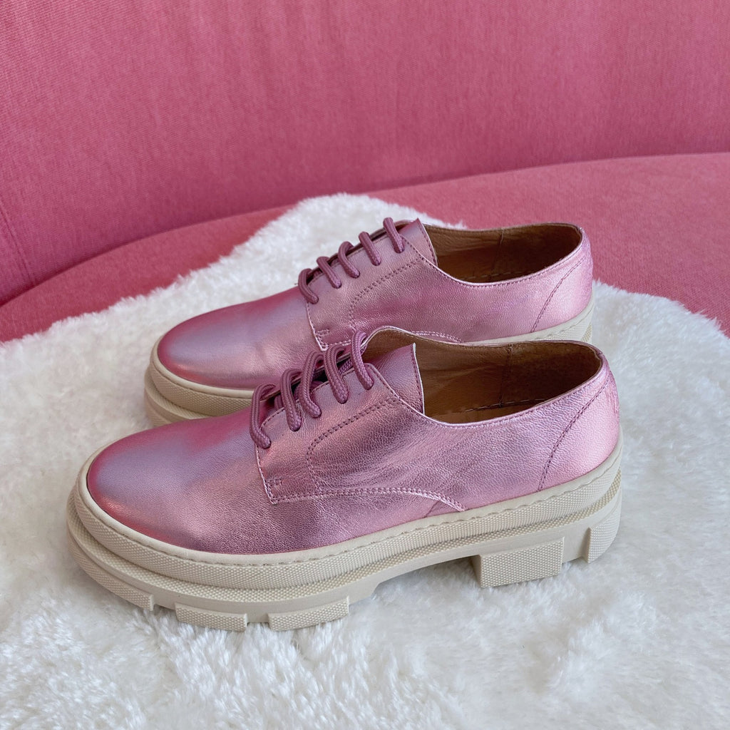 Ett par rosa skor med ljus sula. Rosa läderskor. The Shoe Bakery