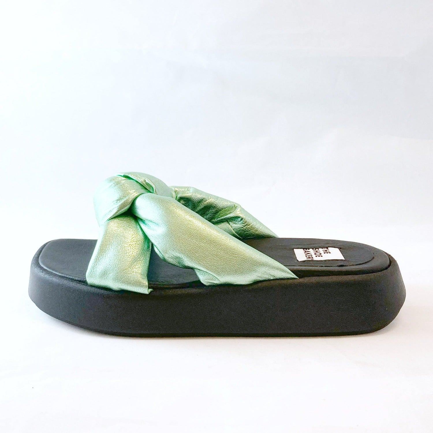 En grön slip in sandal. Grön metallic. Grönt läder. The Shoe Bakery