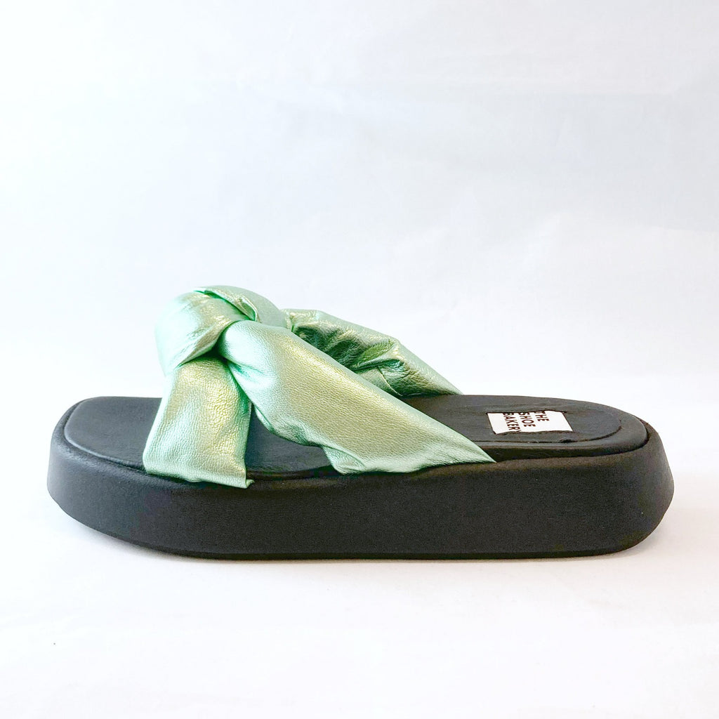 En grön slip in sandal. Grön metallic. Grönt läder. The Shoe Bakery