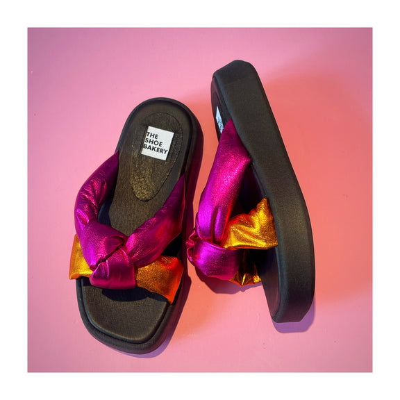 ett par sandaler i rosa och orange läder. The Shoe Bakery