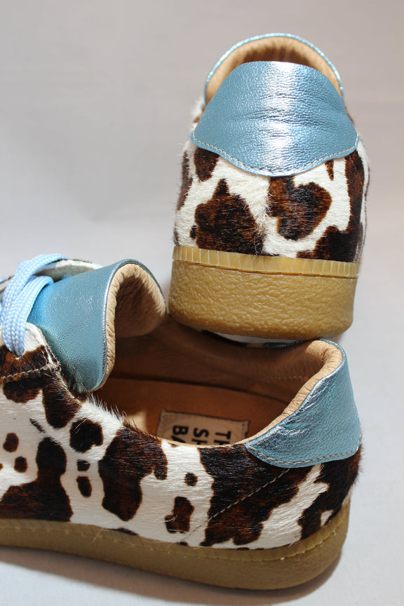 sneakers komönster, blå läder detaljer