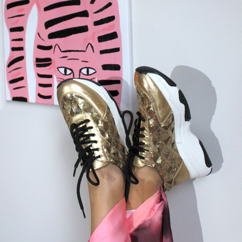 guld sneakers. Rosa byxor. Guldskor. Tavla med rosa djur. The Shoe Bakery