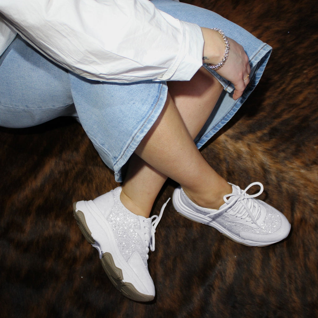Jeanskjol, vit skjorta, vita sneakers. The Shoe Bakery