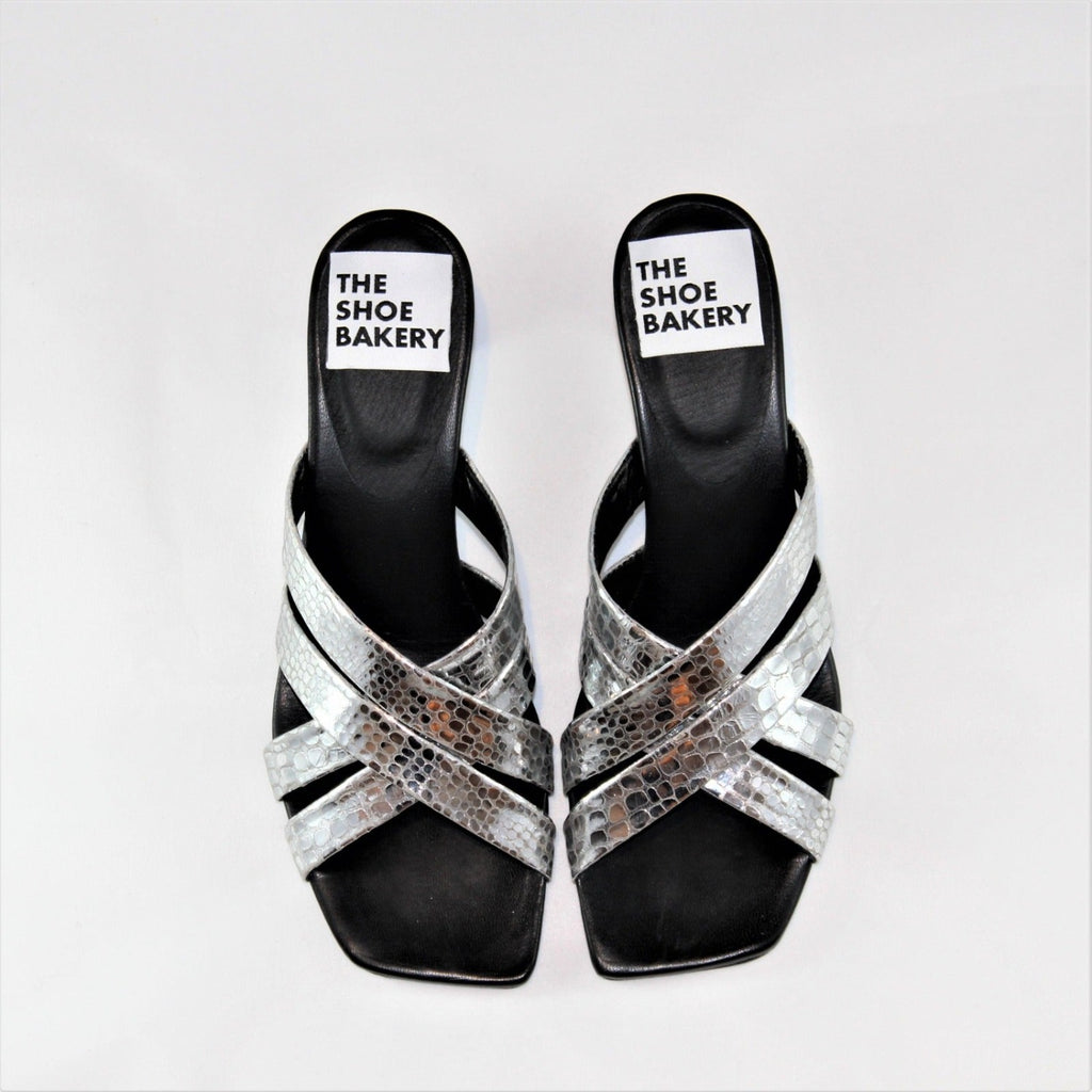ett par silver sandaletter med svarta detaljer The ShoeBakery