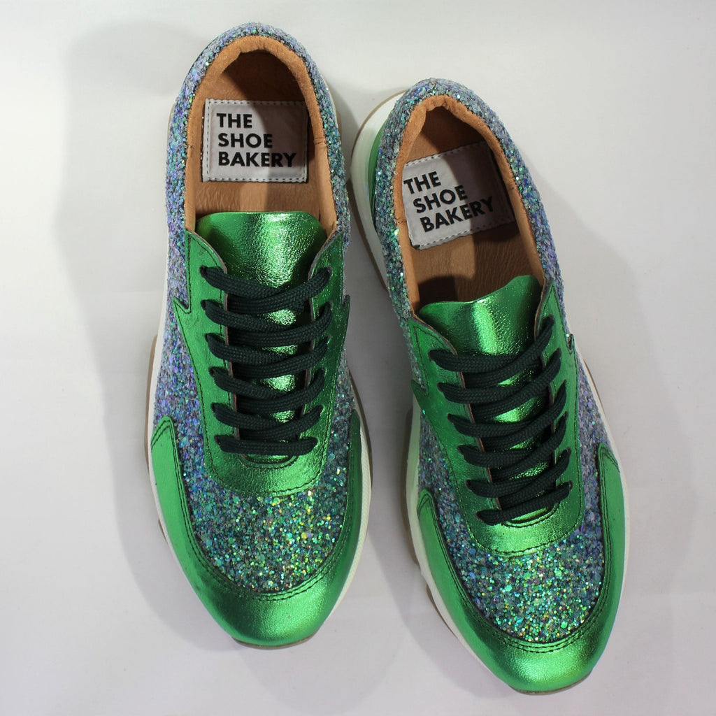 ett par gröna glittriga sneakers sett uppifrån. The Shoe Bakery