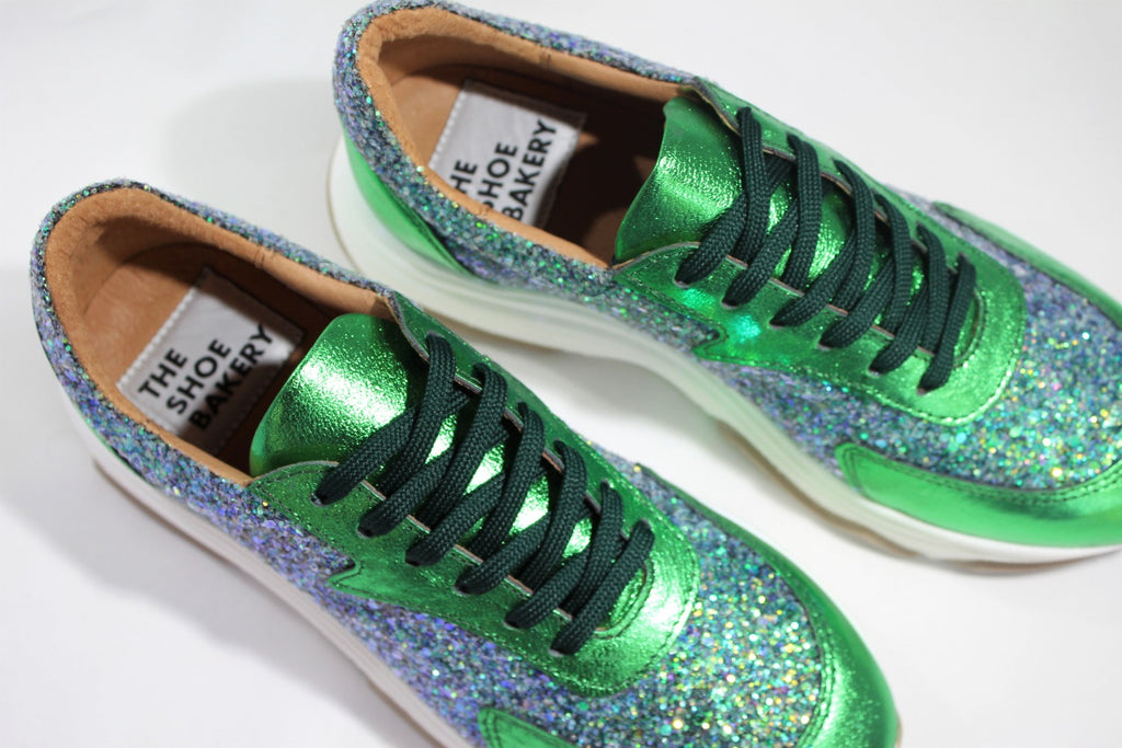 Ett par gröna skor med glitter. The Shoe Bakery