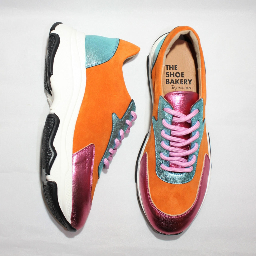 Ett par färgglada sneakers, orange mocka, rosa skosnören, The Shoe Bakery