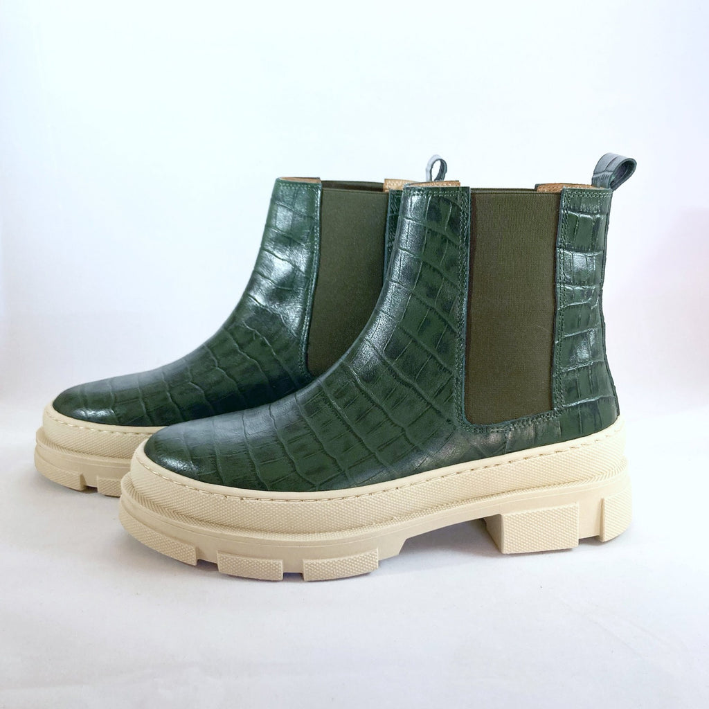 Ett par gröna resårkängor med ljus sula. The Shoe Bakery